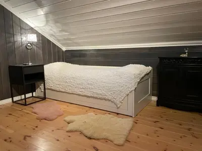 a bedroom with a bed and a desk in a room at Stor hytte med 4 soverom og panoramautsikt over Tinnsjøen ved Rjukan og Gaustatoppen in Håkånes
