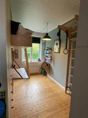 a room with a bunk bed and a staircase at Tomannsbolig på Rosenborg in Trondheim