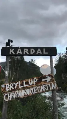 a sign with a dog sitting on top of it at Kårdal Fjellstove in Mjølfjell