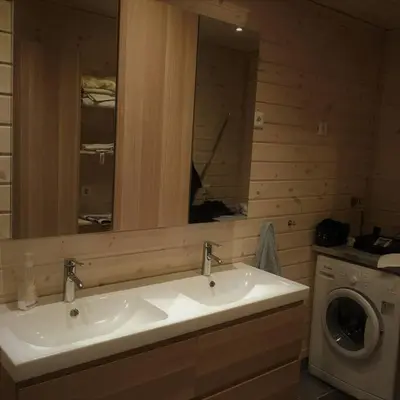 a bathroom with a sink and a washing machine at Bordalen-Voss in Rjoo