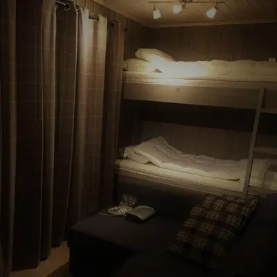 a room with two bunk beds and a couch at Bordalen-Voss in Rjoo