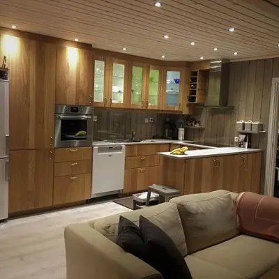a living room with a couch and a kitchen at Bordalen-Voss in Rjoo