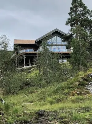 a house sitting on top of a hill at Bordalen-Voss in Rjoo