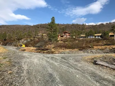 a dirt road in front of houses on a hill at Bordalen-Voss in Rjoo