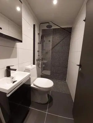 a bathroom with a shower and a toilet and a sink at Fossheim Lodge Nr 10 in Torset