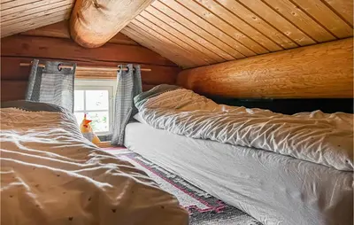 two beds in a room with wooden ceilings at Nice Home In Svingvoll in Svingvoll