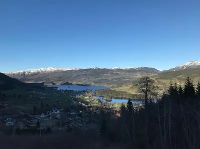 a view of a town and a lake in the mountains at Voss - Flott hytte i Bavallen in Skulestadmo