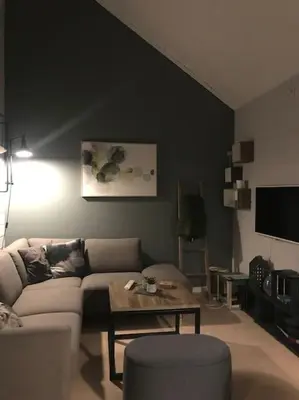 a living room with a couch and a table at Voss - Flott hytte i Bavallen in Skulestadmo