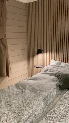 a bedroom with a bed and a table with a lamp at Voss - Flott hytte i Bavallen in Skulestadmo