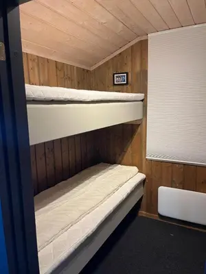 a room with two bunk beds in a cabin at Skurdalsvegen 37L in Geilo