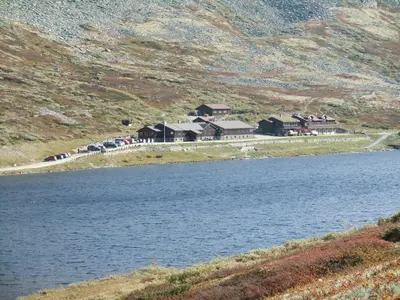 a group of houses next to a body of water at Smuksjøseter Fjellstue in Høvringen