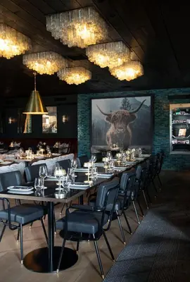 a long dining room with a long table and chairs at Highland Lodge Fjellandsby in Geilo