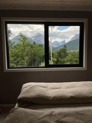 a window in a bedroom with a view of mountains at Kavliskogen panorama in Isfjorden