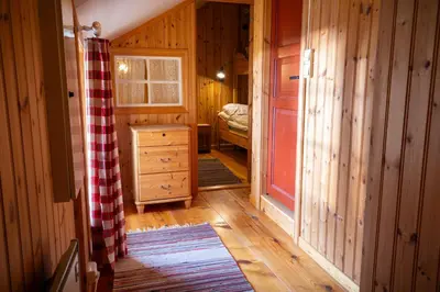 a small room with a bedroom and a bed at Houmbgaarden in Røros