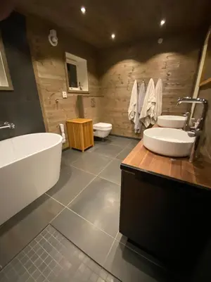 a bathroom with a tub and a sink and a toilet at Hemsedal 200m2 /5 sov/10 senger/2 familier in Torset