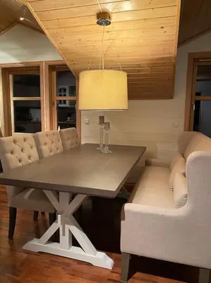 a dining room with a table and chairs and a lamp at Flott rorbu på idylliske Langevåg/Bømlo in Bømlo