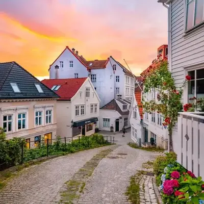 Dinbnb Homes I Historical 1850 House