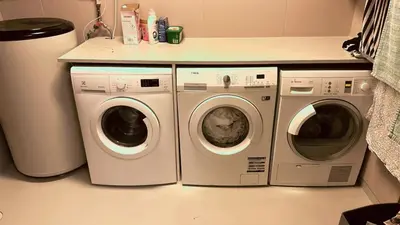 two washing machines and a washer and dryer in a kitchen at Leilighet for korttidsleie in Otta