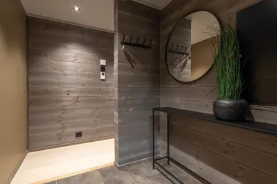 a bathroom with a mirror and a plant at Riddergaardens eleganse in Beitostøl