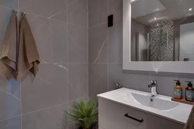 a bathroom with a sink and a mirror at Riddergaardens eleganse in Beitostøl