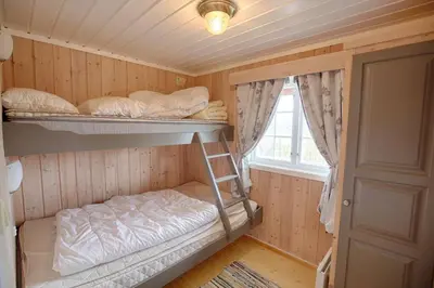 a room with two bunk beds in a cabin at Kvetos naturopplevelser in Beitostøl