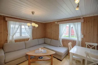 a living room with a couch and a table at Kvetos naturopplevelser in Beitostøl