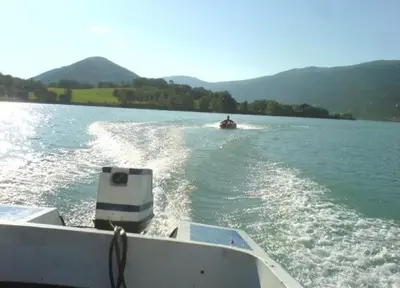 a boat in the water with a person on the back at Feriebolig i Garmo in Lom