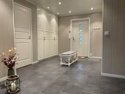 a hallway with a waiting room with a bench in it at Villa i Isfjorden! in Isfjorden