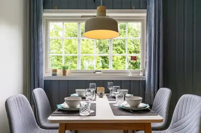 a dining room with a table and a window at Hygge Hütte - zwischen Fjell und Fjord in Lauvstad
