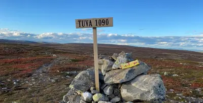 a street sign sitting on top of a pile of rocks at Hytte med Anneks og fantastisk utsikt på Ljøsheim in Mesnali