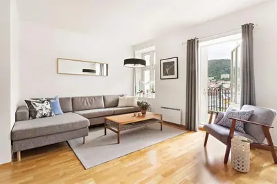a living room with a couch and a table at Flott leilighet på Nygårdshøyden in Bergen