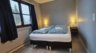 a small bed in a room with a window at Øyer Fjellstugu in Øyer