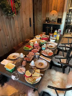 a long table with plates of food on it at Stugu - Koselig hytte med sentral beliggenhet in Åker