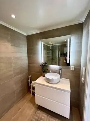 a bathroom with a sink and a mirror at Hus ved Valsøyfjorden in Otnes
