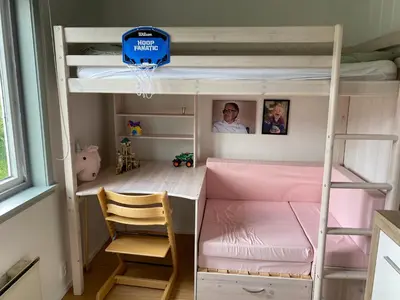a bunk bed with a desk and a basketball hoop at 2 mannsbolig i Hemsedal sentrum, nær skianlegget - 3 sov og 7 sengeplasser in Hemsedal
