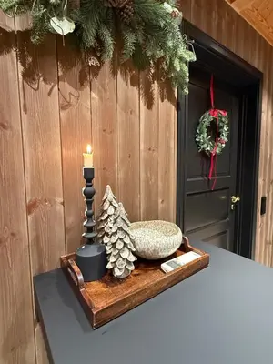 a candle and a bowl on a table with a wreath at Trysil Moderna Lodge in Trysil