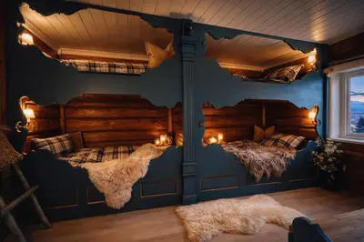 two beds in a room with blue walls at Smie på sjarmerende og historisk gård in Baukål
