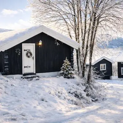 Sjarmerende tømmerhytte på gårdstun