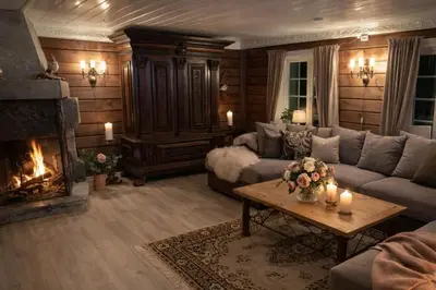 a living room with a couch and a fireplace at Eventyrlig Tømmerhytte på Gårdstun in Vinstra