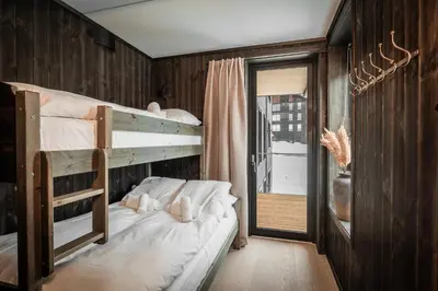 a bedroom with a bunk bed and a window at Vister, Hemsedal - fine leiligheter rett ved Fyri Resort - Ski inn - Ski out in Hemsedal