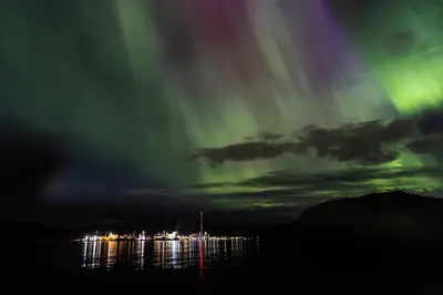 a view of the aurora over a body of water at Brattøya sjøstuer in Kristiansund