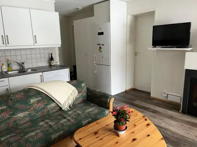 a living room with a couch and a coffee table at Rett ved Raudalen Alpinanlegg in Beitostøl