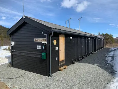 a black building with a row of stalls at Rett ved Raudalen Alpinanlegg in Beitostøl