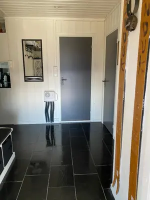 a hallway with a table and a chair in a room at Hytta for 8 personer skiut/inn in Trysil