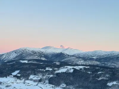 a view of a mountain range with snow at Apartment with beautiful panoramic view in Skulestadmo