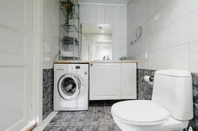a bathroom with a toilet and a washing machine at The View - BIG Apartment in City Center in Bergen