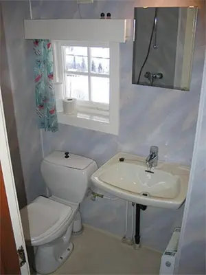 a small bathroom with a toilet and a sink at Trevet by Norgesbooking - cabin close to skicenter in Ål