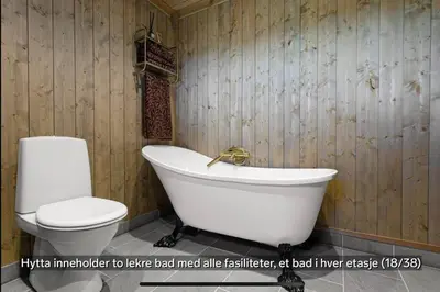 a bathroom with a white tub and a toilet at Flott moderne hytte i Holterdalen, 4 soverom, 2 bad, Jacuzzi, garasje in Rauland