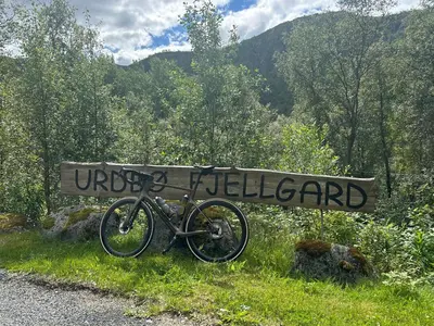 a bike parked on the side of a road at Flott moderne hytte i Holterdalen, 4 soverom, 2 bad, Jacuzzi, garasje in Rauland