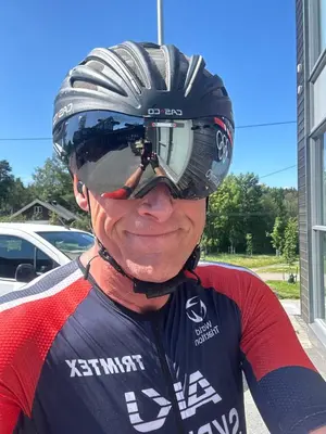 a man wearing a bicycle helmet and sunglasses at Flott moderne hytte i Holterdalen, 4 soverom, 2 bad, Jacuzzi, garasje in Rauland